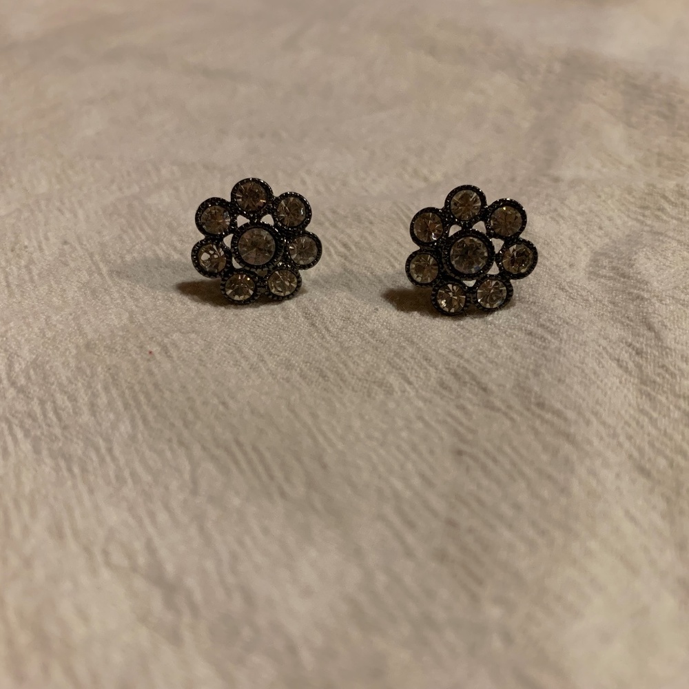 Flower stud earrings